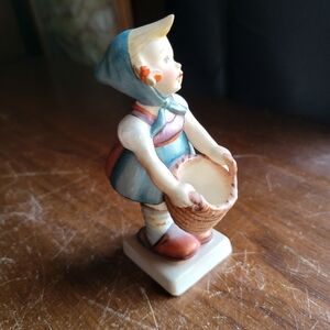 "Little Helper" Goebel Hummel Figurine #73
